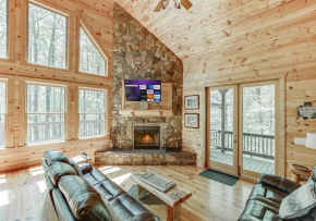 Wooded ViewsNear Helen w Fireplace & Hot Tub